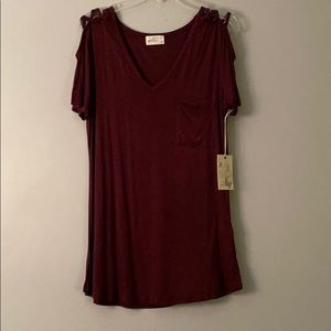 Short sleeve maroon T-shirt with open shoulders